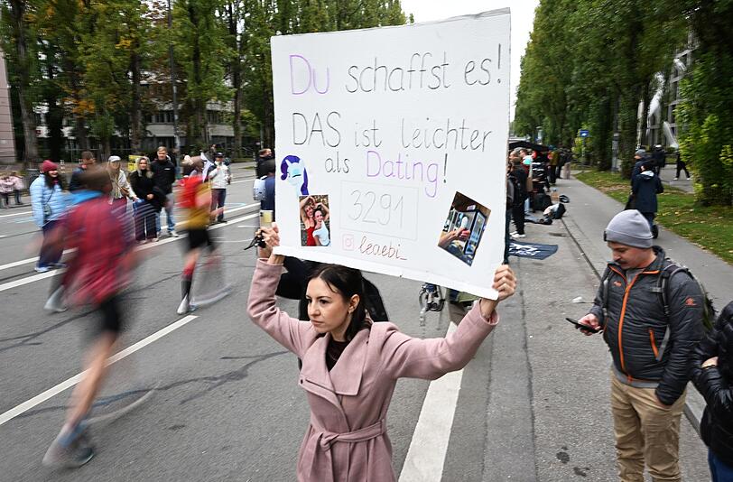 Kreative Plakate waren an der Strecke zu sehen.