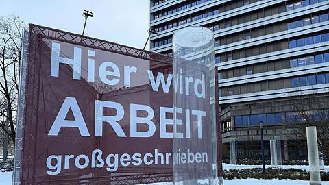 Im Dezember steigt die Arbeitslosigkeit: Betriebe stellen vor dem Jahresende weniger ein und in der kalten Jahreszeit gibt es weniger Au&szlig;enjobs.