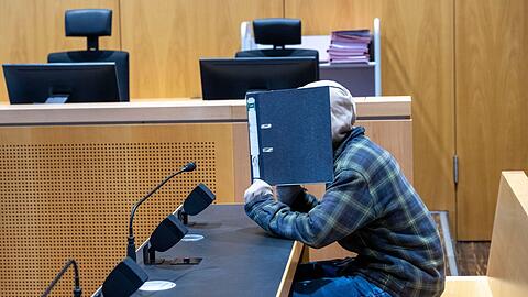 Der Angeklagte soll eine Frau im vergangenen Jahr mit vier Kopfsch&uuml;ssen umgebracht haben.