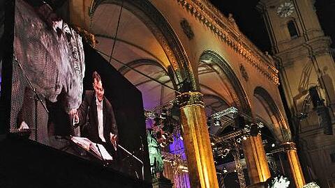 Der Bildschirm holt den Dirigenten und die Musiker nah heran: Die Feldherrnhalle beim Konzert des BR-Symphonieorchesters unter Andris Nelsons.