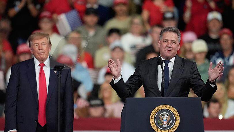 Döllner mit Trump - "weit mehr als eine Frage des schlechten Geschmacks". (Archivbild) Döllner mit Trump - "weit mehr als eine Frage des schlechten Geschmacks". (Archivbild)