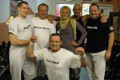 TV-Sternchen Diana Herold besuchte die Radio F-Moderatoren Michael Lein, Markus Balek, Michael Becker sowie ihre Trainer Peter Althof und Andy Schmidt (hinten).