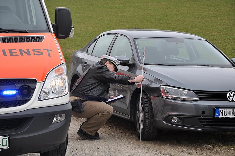 Die Bilder vom tragischen Unfall im Landkreis Mühldorf. Das 7-jährige Mädchen wurde von dem VW angefahren. Ein Rettungshubschrauber brachte die Schülerin ins Krankenhaus.