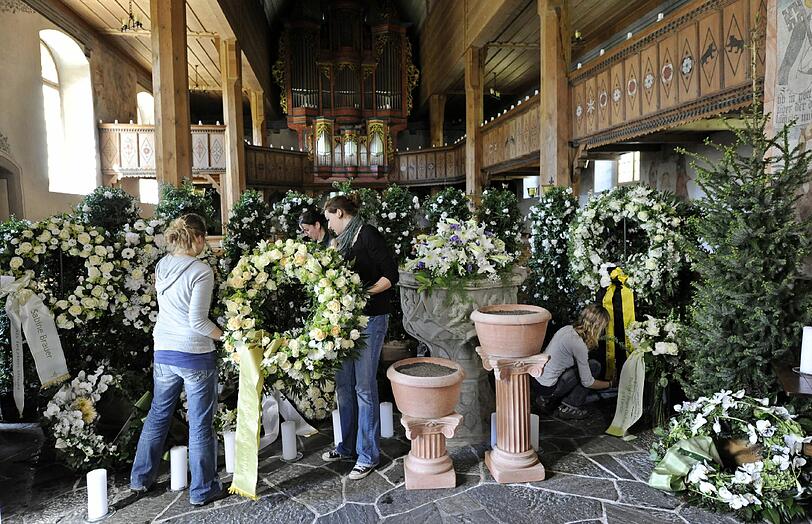 Floristinnen schmuecken am Freitag in Saanen (Schweiz) den Innenraum der evangelischen Mauritiuskirche fuer die am Nachmittag vorgesehene Trauerfeier und Beerdigung von Gunter Sachs.