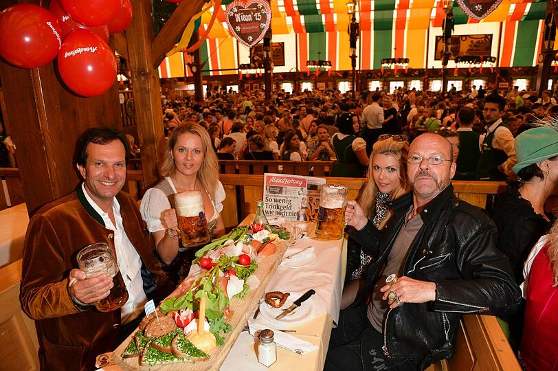 Es muss nicht immer die Krachlederne sein: AZ-Chefredakteur Arno Makowsky (links) mit PR-Lady Phoebe Rocchi sowie Wolfgang Flatz, neben ihm seine Assistentin Susanne Budzer.