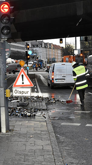 Die Feuerwehr konnte nur noch mit dem Besen helfen.