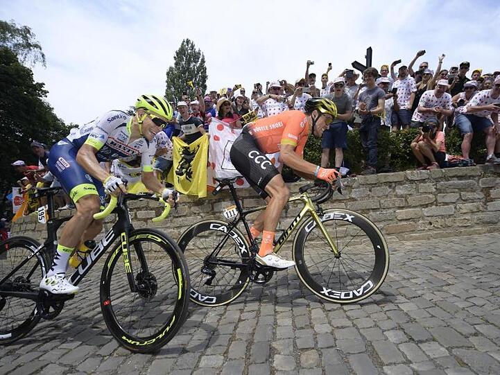 Zahlreiche Zuschauer feiern die beiden Lokalmatadoren Xandro Meurisse (l) und Greg Van Avermaet auf dem belgischen Kopfsteinpflaster.