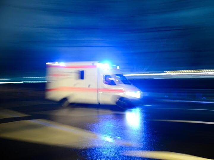 Ein Rettungswagen fährt auf der Straße mit Blaulicht entlang. Foto: Lukas Schulze/Archiv