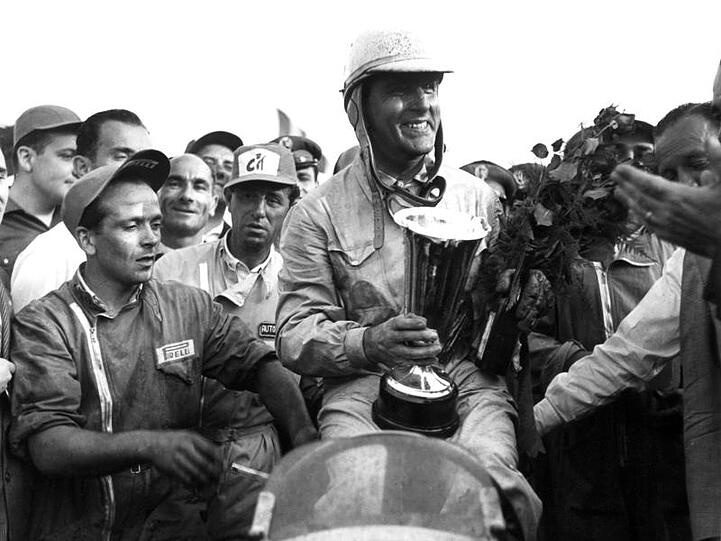 Der Italiener Giuseppe Farina (M) wird nach seinem Sieg des Internationalen Autorennens in Monza gefeiert.