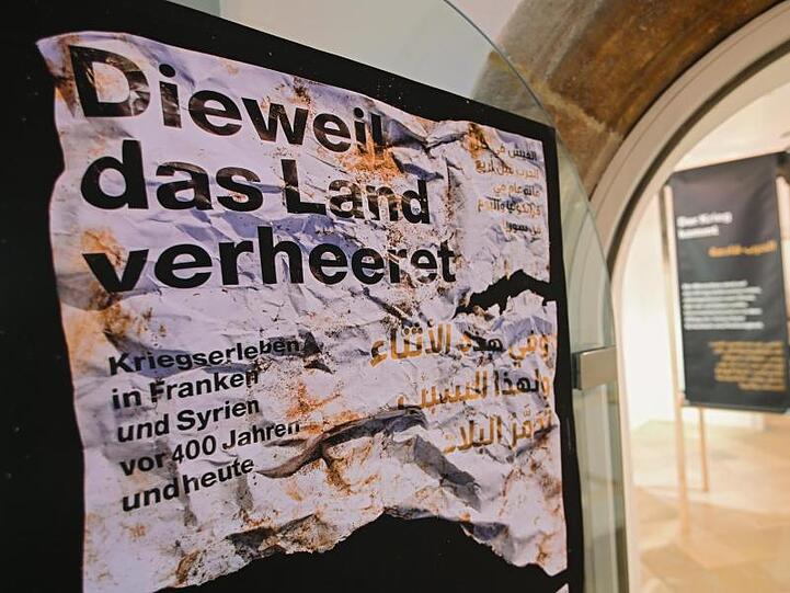 Ein Plakat der Ausstellung "Dieweil das Land verheeret" ist im Historischen Museum zu sehen. Foto: Nicolas Armer/dpa/Archivbild