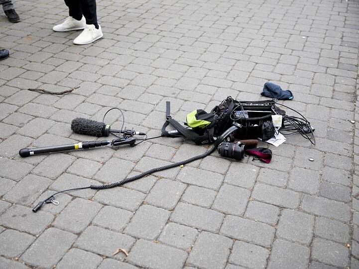 Die Ausrüstung des Kamerateams liegt nach der Attacke auf dem Boden.