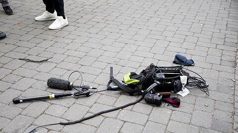 Die Ausrüstung des Kamerateams liegt nach der Attacke auf dem Boden.