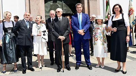 Illustre Runde: Franz Herzog von Bayern (M.) mit (v. l.) Katrin Habenschaden, Thomas Greinwald, Elizabeth Herzogin und Max Herzog in Bayern, Ministerpräsident Markus Söder, Charlotte Knobloch und Ilse Aigner.