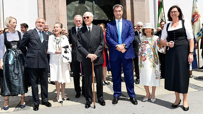 Illustre Runde: Franz Herzog von Bayern (M.) mit (v. l.) Katrin Habenschaden, Thomas Greinwald, Elizabeth Herzogin und Max Herzog in Bayern, Ministerpräsident Markus Söder, Charlotte Knobloch und Ilse Aigner.