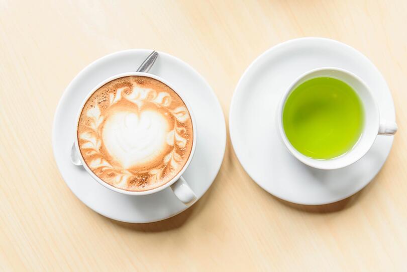 Auch Kaffee und grüner Tee boostern die Verdauung. Kaffee bringt mit Koffein zudem den Blutdruck auf Hochtouren und den Stoffwechsel in Gang. Grüner Tee hat einen direkten Effekt auf die Verdauung, denn er ist besonders reich an Catechinen, die auf Darmzellen anregend wirken. Besonders verdauungsfördernde Sorten sind Sencha, Gyokuro oder Bencha. Auch Kaffee und grüner Tee boostern die Verdauung. Kaffee bringt mit Koffein zudem den Blutdruck auf Hochtouren und den Stoffwechsel in Gang. Grüner Tee hat einen direkten Effekt auf die Verdauung, denn er ist besonders reich an Catechinen, die auf Darmzellen anregend wirken. Besonders verdauungsfördernde Sorten sind Sencha, Gyokuro oder Bencha.