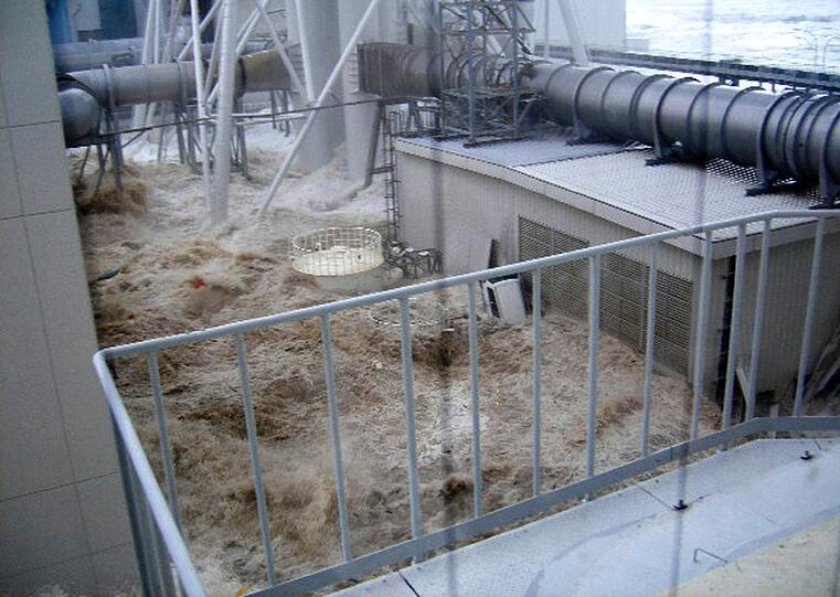 Das Wasser erreicht das innere des Kraftwerks. Der Beginn dessen, was später offiziell zum Super-Gau erklärt wird.