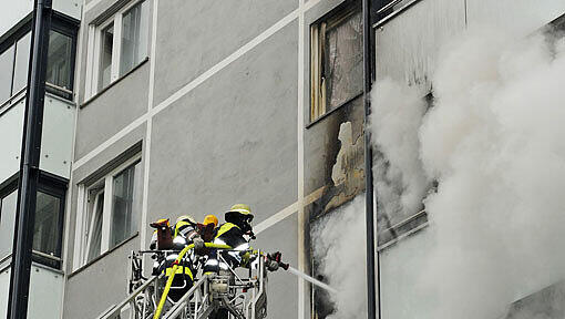 Warum es zu dem Brand in einem achstöckigen Wohnhaus in der Candidstraße kam, ist bisher nicht bekannt. Fünf Personen wurden dabei leicht verletzt. Warum es zu dem Brand in einem achstöckigen Wohnhaus in der Candidstraße kam, ist bisher nicht bekannt. Fünf Personen wurden dabei leicht verletzt.