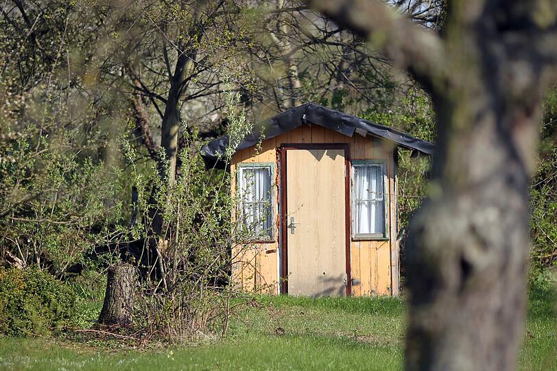 Solche Gartenhäuschen können Heimwerker selber bauen. Es gibt sie als Fertigbausätze in allen Formen und Größen im Baumarkt.