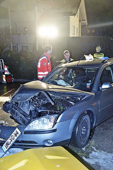 Unschöne Szenen spielten sich bei einem Unfall in Poing ab: Einer Frau wurden die Beine komplett zertrümmert.