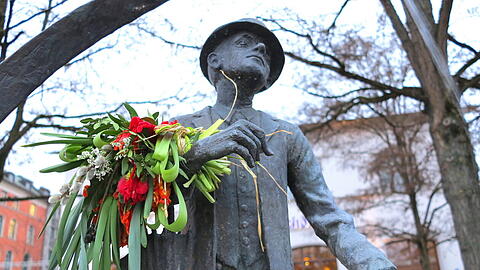 Jemand hat Karl Valentin Blumen geschenkt...