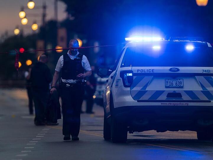 Polizisten untersuchen den Tatort einer Schießerei in Chicago.