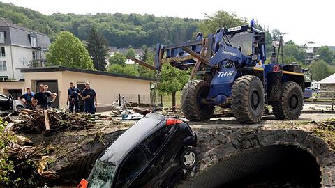 Mit einem Spezialfahrzeug wird ein Pkw geborgen. Foto: Harald Tittel/dpa/Archiv
