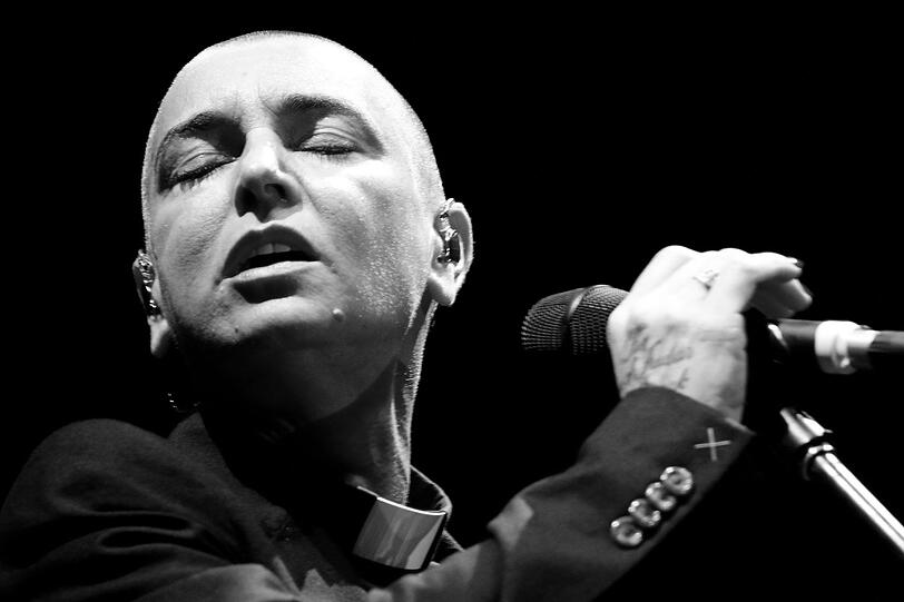 Popsängerin Sinead O'Connor - hier bei einem Konzert in Santiago de Chile - wurde nur 56 Jahre alt. Die Sängerin starb am 26. Juli, die Todesursache ist nicht bekannt.