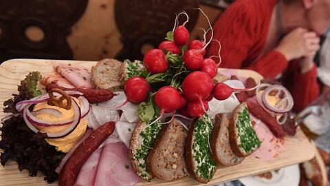 Eine bayerische Brotzeit ist auch außerhalb des Freistaates beliebt. Eine neue Studie zeigt aber, auch im Freistaat ändern sich die Essgewohnheiten. (Symbolbild)