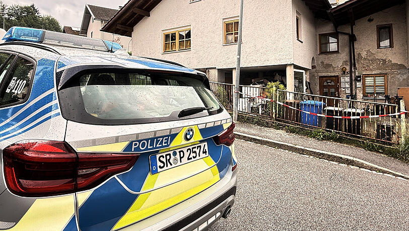 Die Polizei geht von einem Tötungsdelikt aus, ein Verdächtiger ist den Angaben zufolge in Österreich festgenommen worden. Die Polizei geht von einem Tötungsdelikt aus, ein Verdächtiger ist den Angaben zufolge in Österreich festgenommen worden.