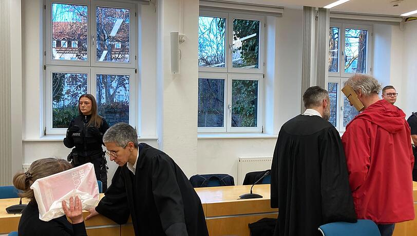 Eine Frau und ein Mann sind am Landgericht Erfurt angeklagt, weil sie eine junge Frau nackt in eine Holzkiste gesperrt haben sollen.