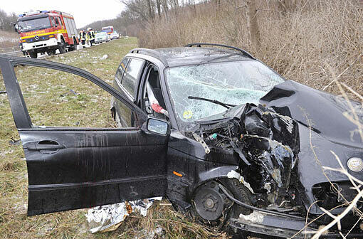 Auf der Überleitung von der A 99 zur A 9 kam ein BMW-Fahrer von der Fahrbahn ab, überrollte ein Hinweisschild und knallte schließlich gegen einen Baum. Er wurde mit dem Rettungshubschrauber ins Krankenhaus geflogen.