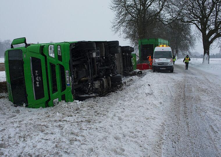 Starker Schneefall hat für massive Verkehrsprobleme in Norddeutschland gesorgt. Im Bild ein Tiertransporter mit lebenden Schweinen der im Straßengraben liegt.