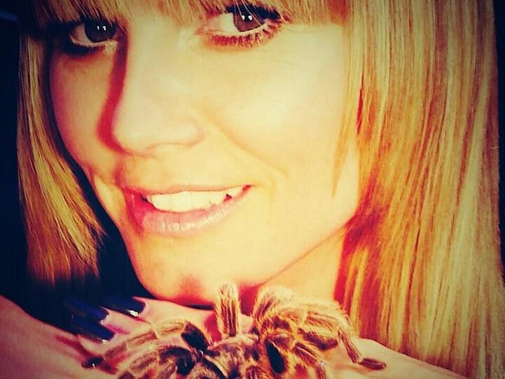 Heidi Klum posiert mit der Spinne Brutus