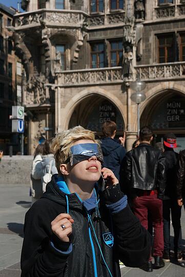 Manche bastelten sich auch selber eine Schutzbrille und sahen die Sonnenfinsternis vom Marienplatz aus.