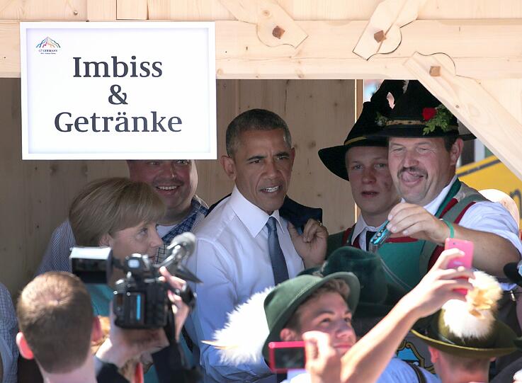 Der mächtigste Mann der Welt in der Imbissbude: US-Präsident Barack Obama gibt sich in dem 2000-Seelen-Dorf von seiner bürgerlichen Seite. Die besten Bilder des G7-Gipfelauftakts zum Durchklicken.