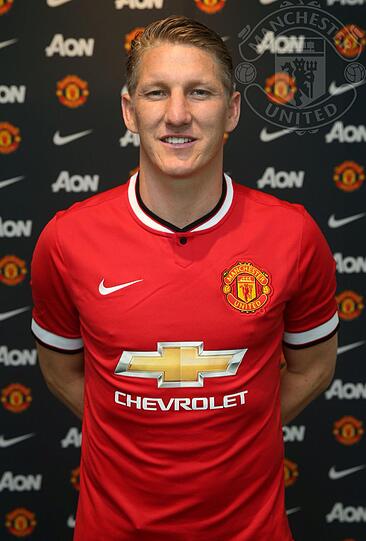 Zwar auch in rot, aber nicht mehr mit dem Wappen des FC Bayern: Am Montag präsentierte Manchester United Neuzugang Bastian Schweinsteiger zum ersten Mal in seiner neuen Arbeitskleidung.