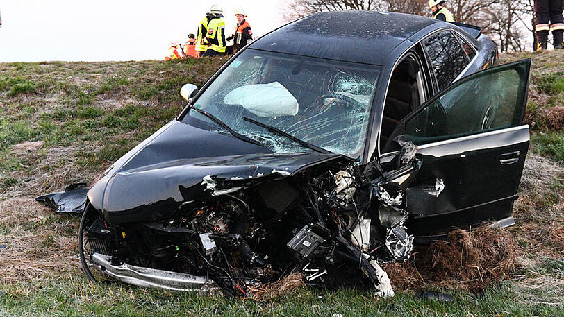 Schwerer Unfall bei Traunstein - zwei Personen schwer verletzt.