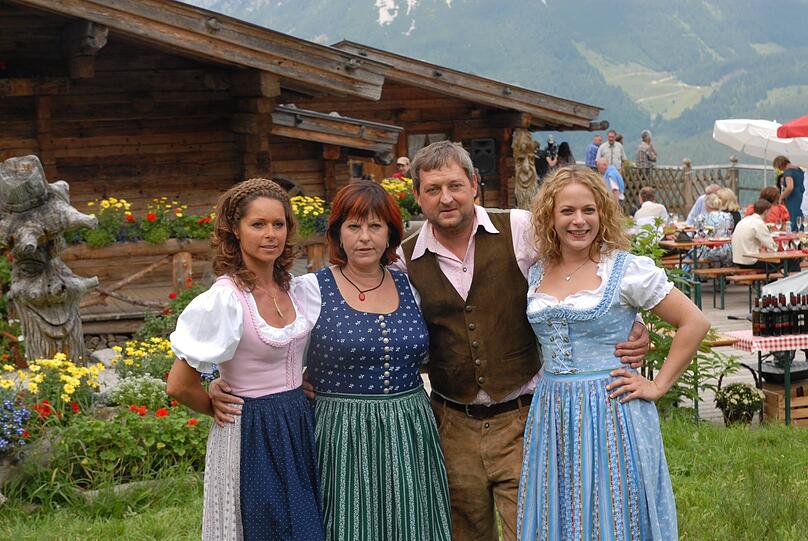 Christina Plate, Elfi Eschke, Max Krückl und Susanna Knechtl (v.l.r.) während eines Fototermins zum ARD-Fernsehfilm - Die Hüttenwirtin - in Ellmau.