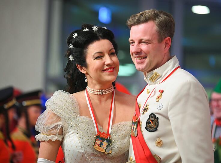 Die Staatsministerin für Digitales im Bundeskanzleramt, Dorothee Bar (CSU), kommt mit ihrem Mann Oliver (CSU) zur Fernseh-Prunksitzung "Fastnacht in Franken".