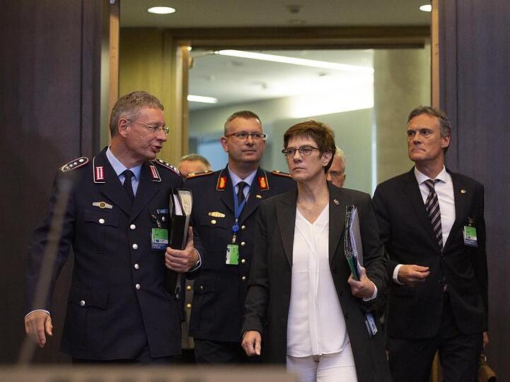 Annegret Kramp-Karrenbauer beim Treffen der Nato-Verteidigungsminister in Brüssel.
