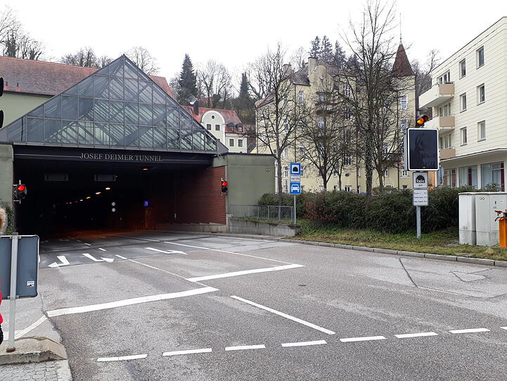 Bei der Verfolgungsjagd donnert der Flüchtige durch den Josef-Deimer-Tunnel auf die Podewilsstraße. Erst an der Wittstraße ist endlich Schluss. Der Raser überfährt mehrere rote Ampeln.