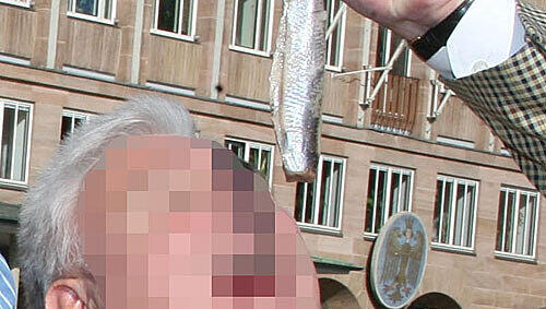 Fisch-Fan Ulrich W. bei der Eröffnung des Fischmarktes – jetzt wurde der Vorsitzende des Nürnberger Fischereivereins gefeuert. Fisch-Fan Ulrich W. bei der Eröffnung des Fischmarktes – jetzt wurde der Vorsitzende des Nürnberger Fischereivereins gefeuert.
