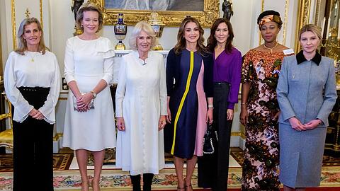 Königingemahlin Camilla (3.v.l.) mit ihren Gästen (v.l.): Sophie von Wessex, Königin Mathilde von Belgien, Königin Rania von Jordanien, Kronprinzessin Mary von Dänemark, Sierra Leones First Lady Fatima Maada Bio und die ukrainische First Lady Olena Selenska.