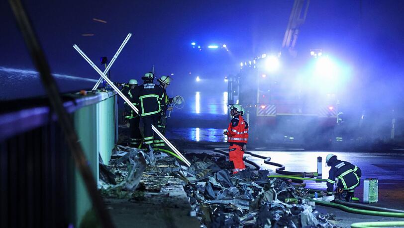 Bis in die Nacht hinein kam es immer wieder zu Explosionen. Bis in die Nacht hinein kam es immer wieder zu Explosionen.