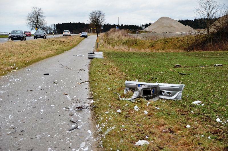 Horror-Unfall am Tag von Heiligabend: Ein Auto ist auf der B12 gegen einen Baum geschleudert. Der Insasse verbrannte im Wrack.