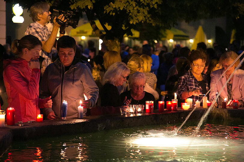Stille Trauer und ein Zeichen gegen Gewalt: Die Bad Reichenhaller demonstrieren und zünden Kerzen an nach dem Mord in der WM-Nacht.