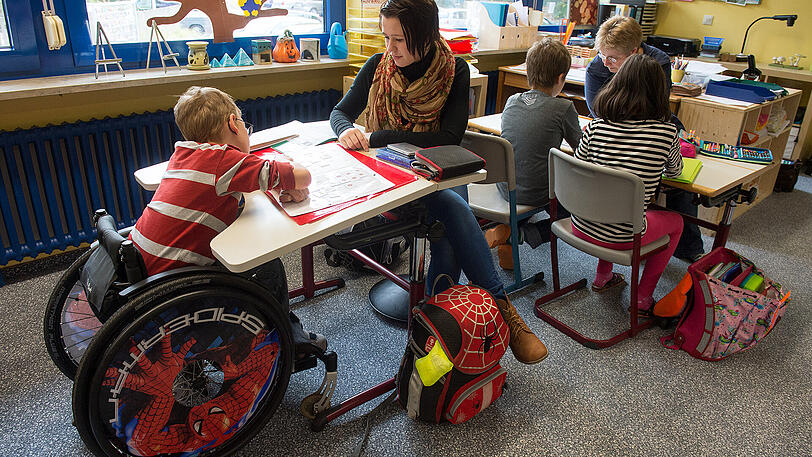 Drittklässler mit und ohne Behinderung nehmen gemeinsam am Unterricht in der Theodor-Eckert-Grundschule in Deggendorf teil