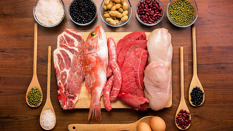 Bohnen, Erdnüsse, Fisch und mageres Fleisch sind hervorragende Proteinlieferanten