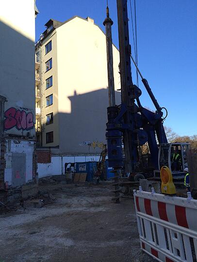 Jetzt wird unter Hochdruck gebohrt. Denn jeder...