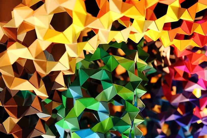 In der Ausstellung gibt es auch kunstvolle Origami zu sehen.